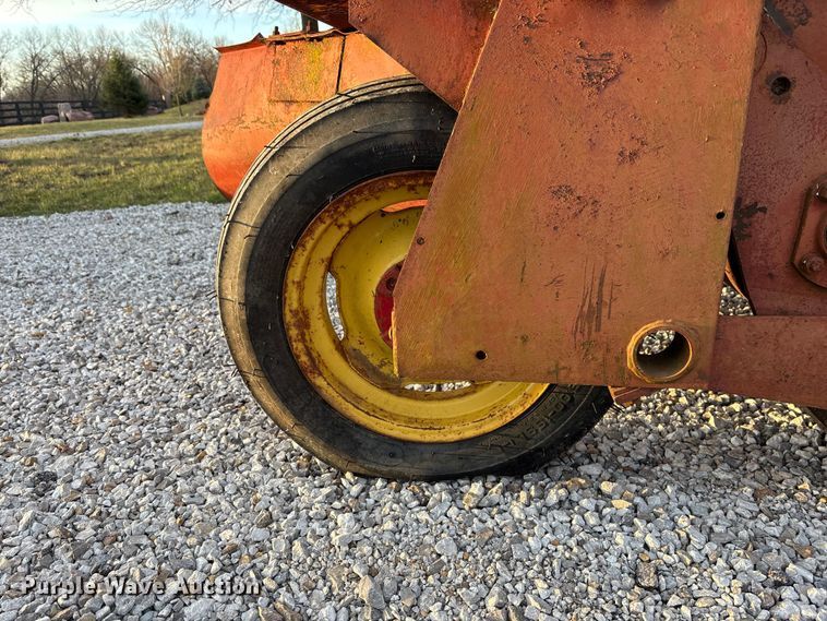 image for item EA4570 New Holland 460 swather / windrower