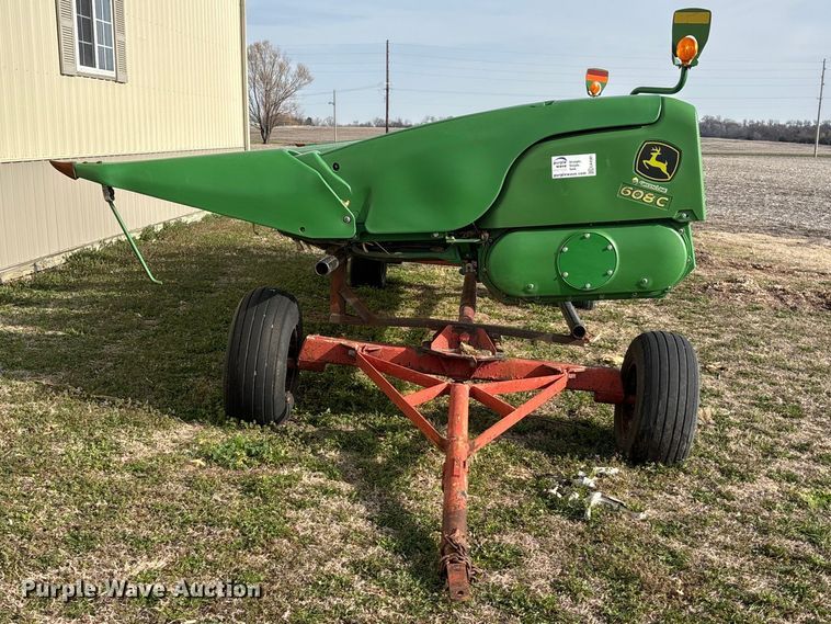 image for item EA4581 John Deere 608C corn head