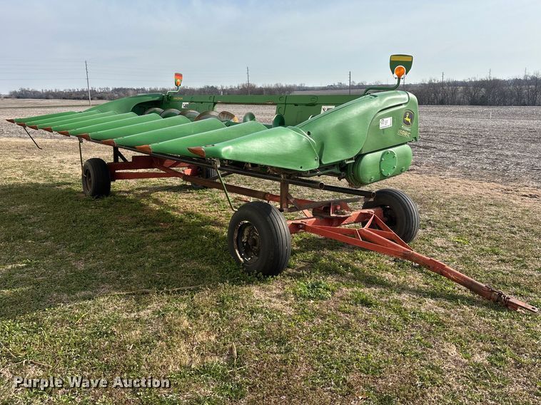 image for item EA4581 John Deere 608C corn head