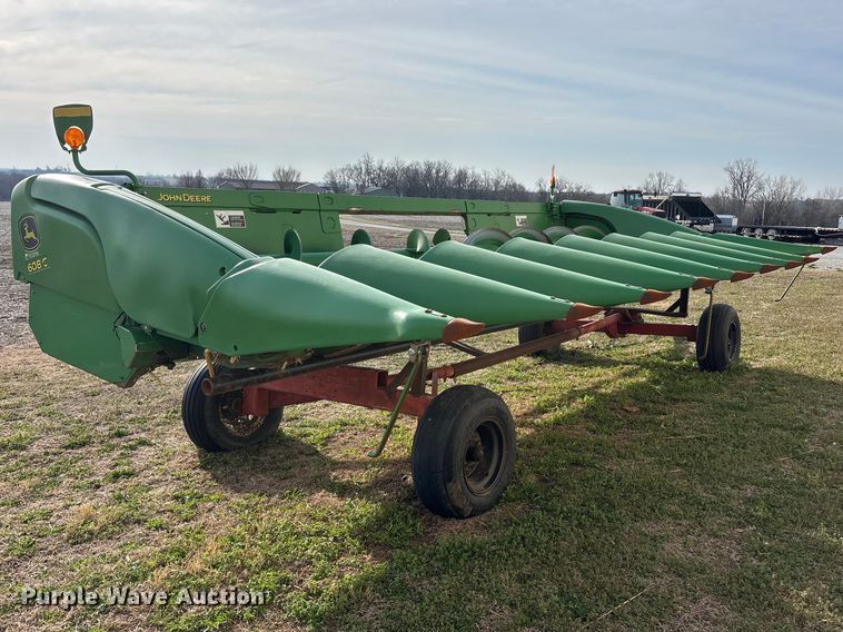 image for item EA4581 John Deere 608C corn head