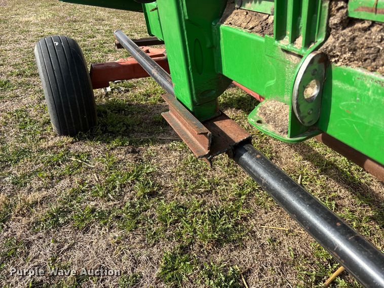 image for item EA4581 John Deere 608C corn head