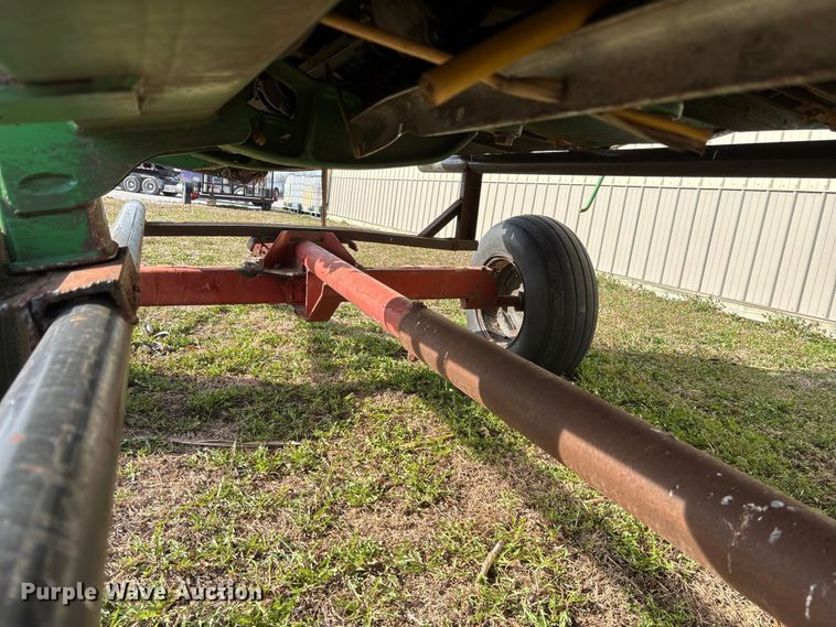 image for item EA4581 John Deere 608C corn head