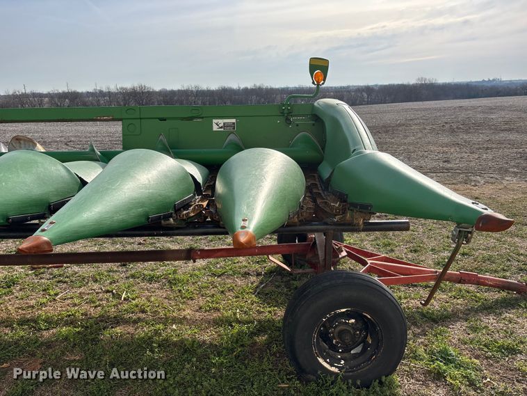 image for item EA4581 John Deere 608C corn head