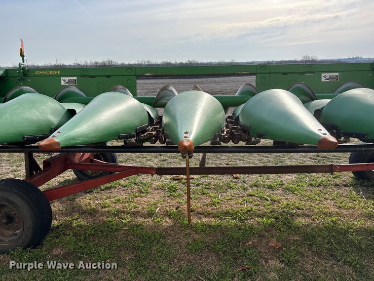 image for item EA4581 John Deere 608C corn head
