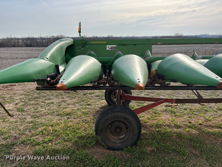 image for item EA4581 John Deere 608C corn head