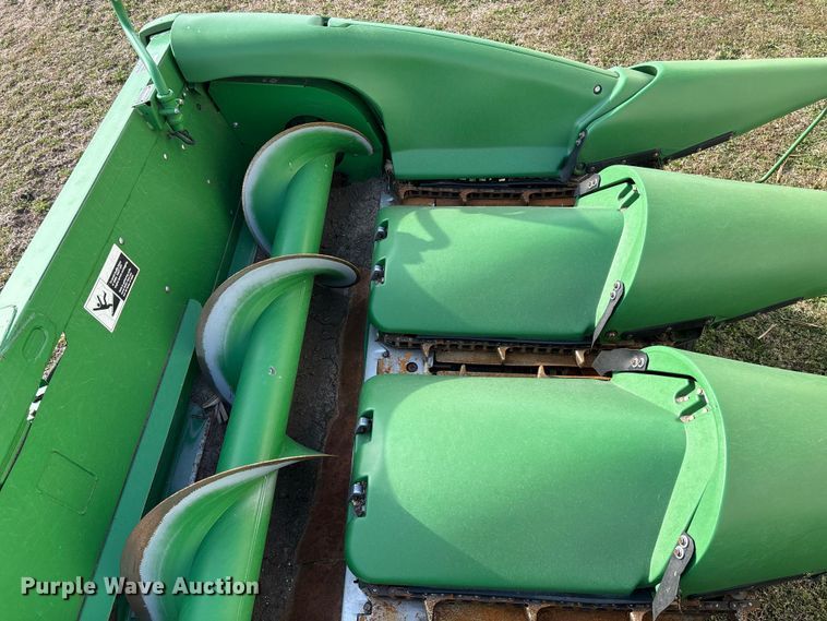 image for item EA4581 John Deere 608C corn head