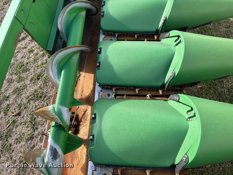 image for item EA4581 John Deere 608C corn head