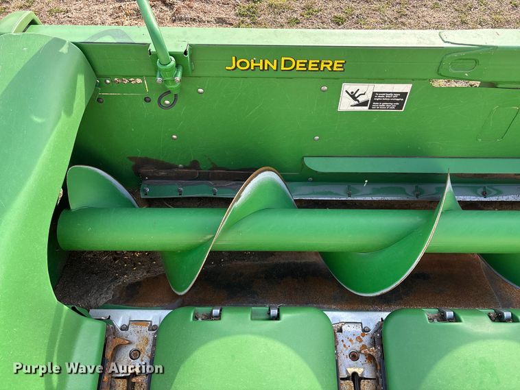 image for item EA4581 John Deere 608C corn head