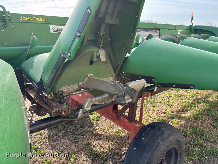 image for item EA4581 John Deere 608C corn head