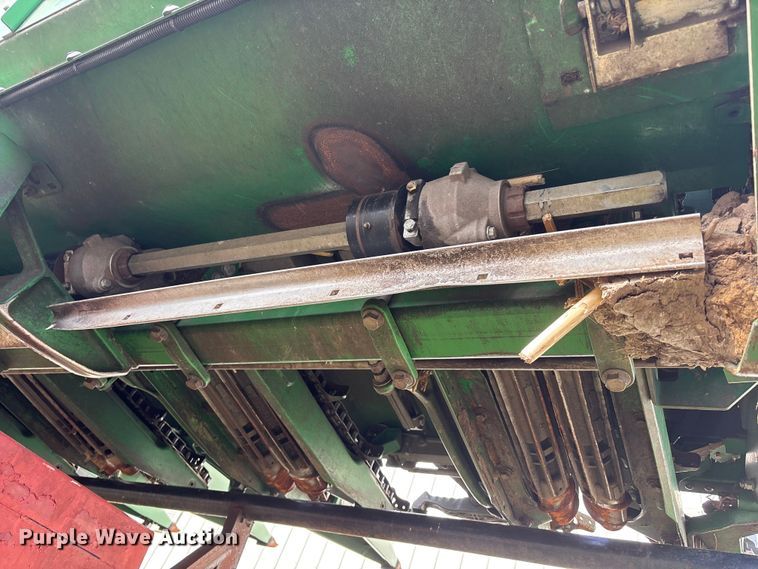 image for item EA4581 John Deere 608C corn head