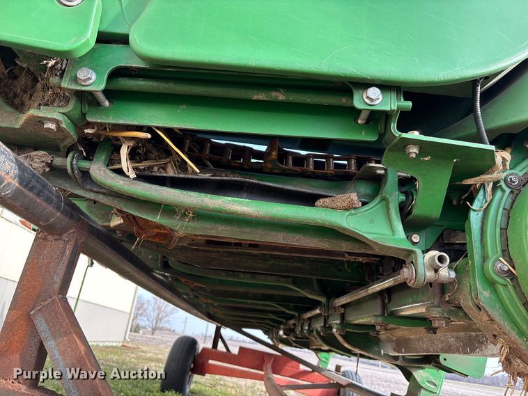 image for item EA4581 John Deere 608C corn head