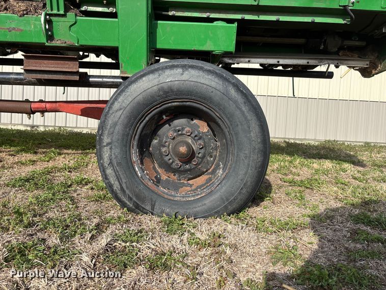 image for item EA4581 John Deere 608C corn head