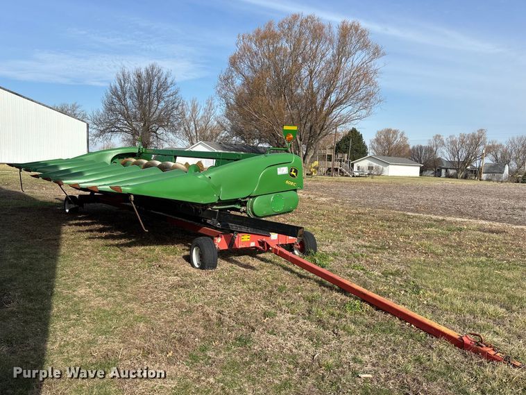 image for item EA4582 John Deere 608C corn head