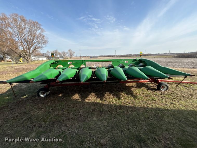 image for item EA4582 John Deere 608C corn head