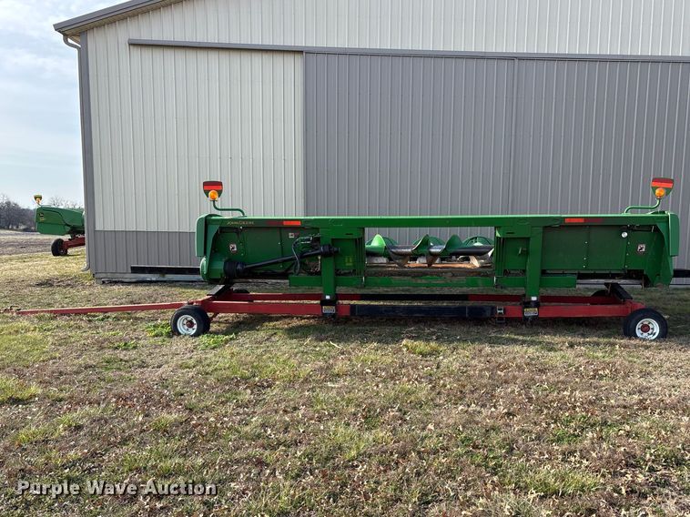 image for item EA4582 John Deere 608C corn head