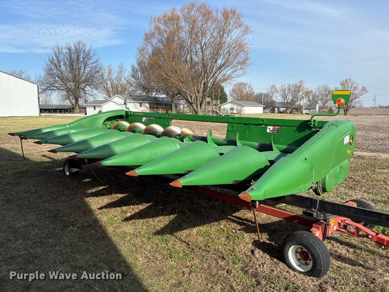 image for item EA4582 John Deere 608C corn head