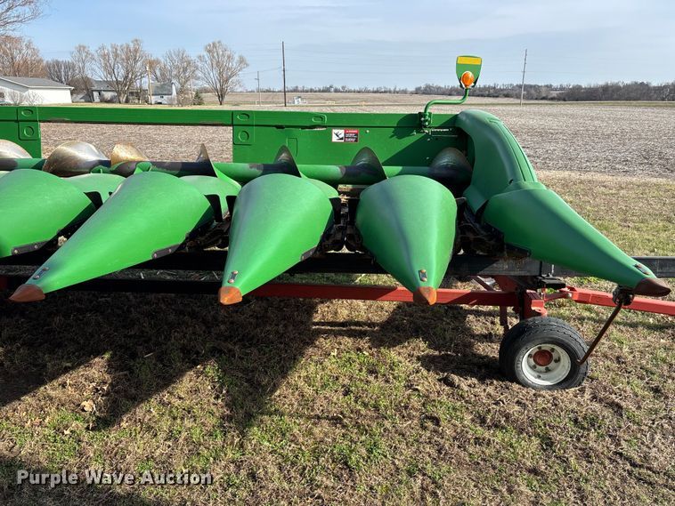 image for item EA4582 John Deere 608C corn head
