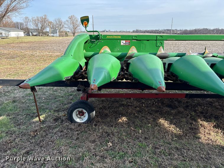 image for item EA4582 John Deere 608C corn head