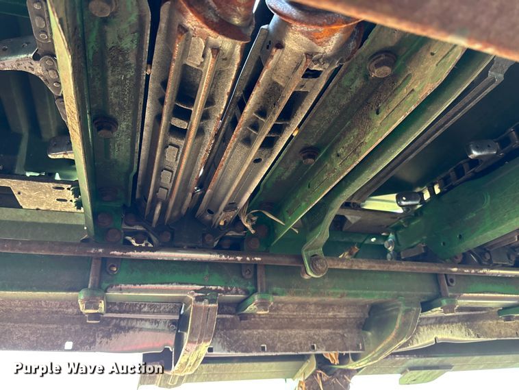 image for item EA4582 John Deere 608C corn head