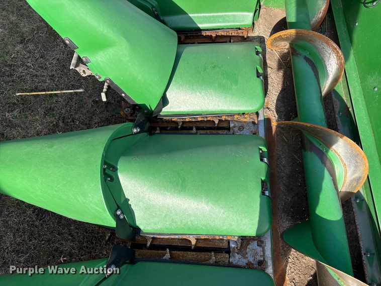 image for item EA4582 John Deere 608C corn head