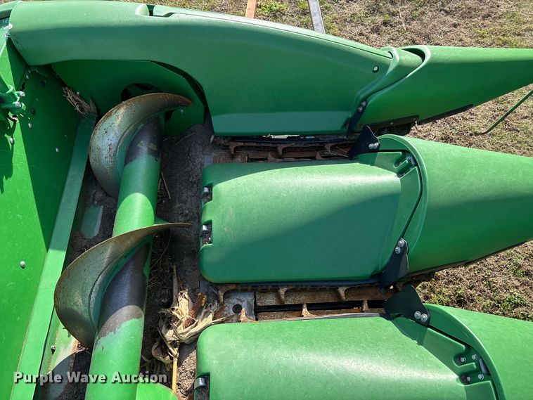 image for item EA4582 John Deere 608C corn head