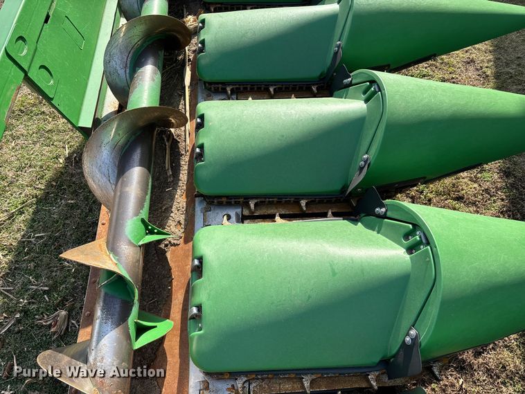image for item EA4582 John Deere 608C corn head