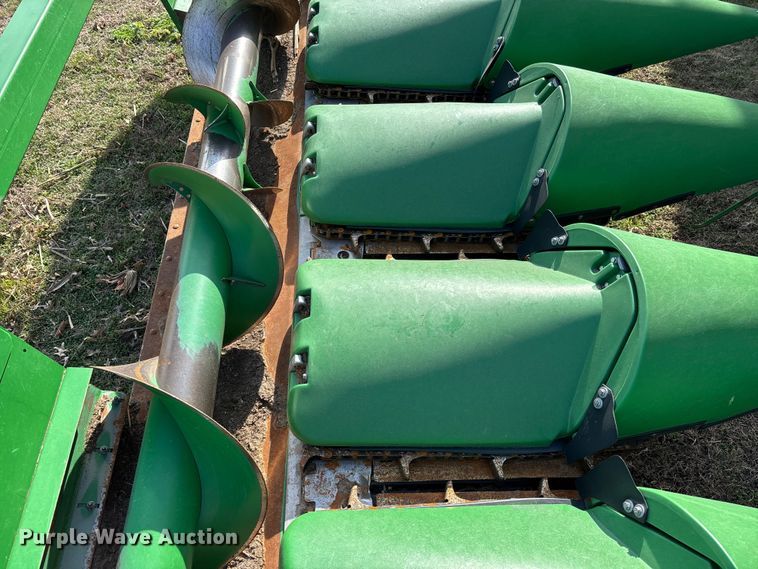 image for item EA4582 John Deere 608C corn head
