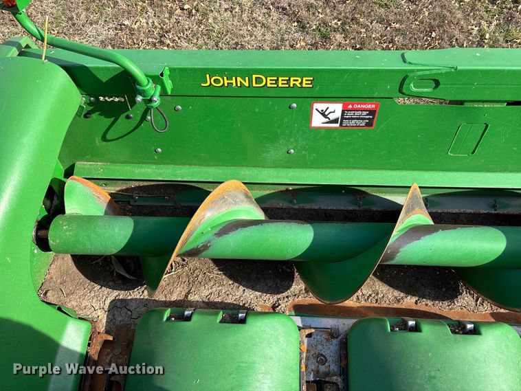 image for item EA4582 John Deere 608C corn head