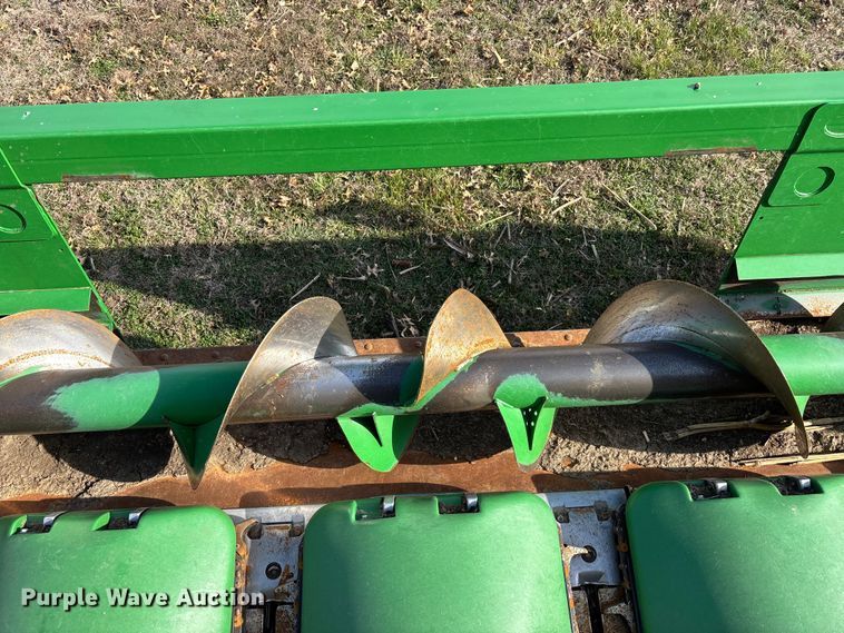 image for item EA4582 John Deere 608C corn head
