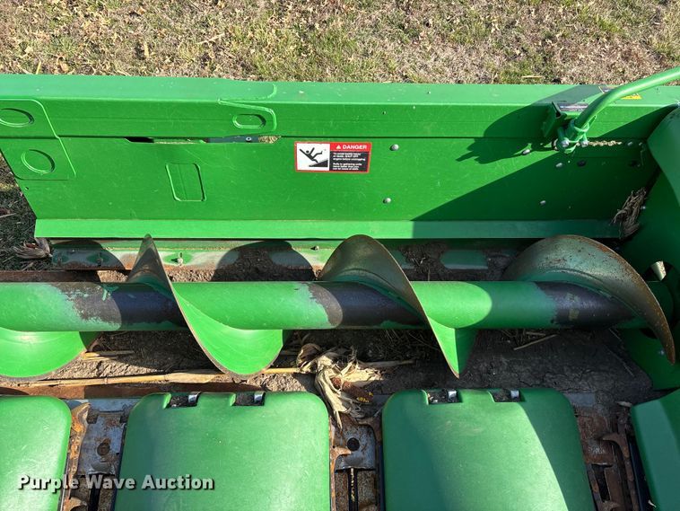 image for item EA4582 John Deere 608C corn head