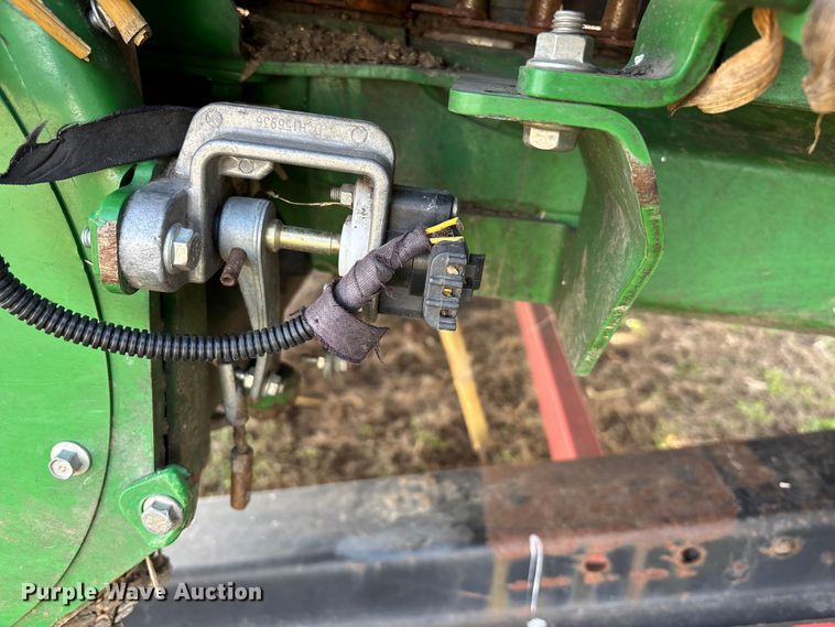 image for item EA4582 John Deere 608C corn head