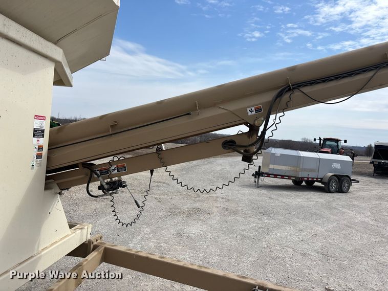 image for item EA4588 Unverferth Seed Runner 2750 seed tender