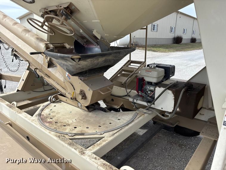 image for item EA4588 Unverferth Seed Runner 2750 seed tender