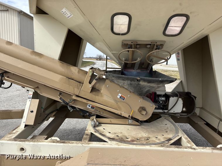 image for item EA4588 Unverferth Seed Runner 2750 seed tender