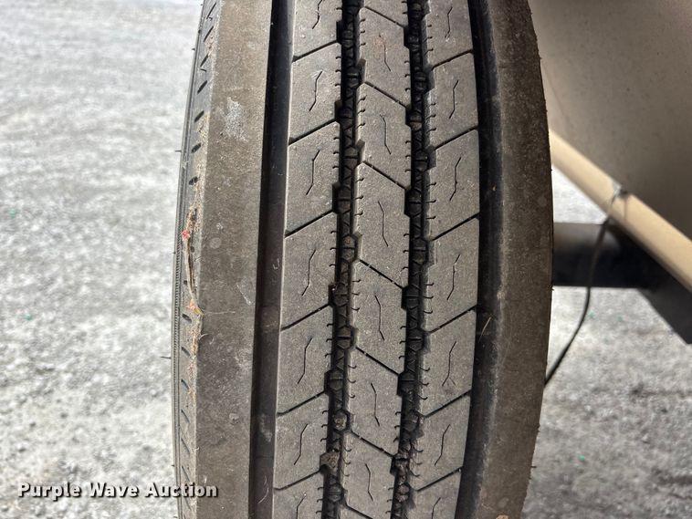 image for item EA4588 Unverferth Seed Runner 2750 seed tender