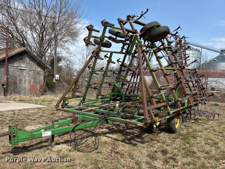 image for item EA4592 John Deere 960 field cultivator