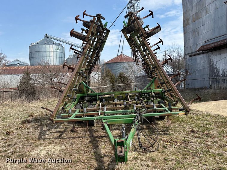 image for item EA4592 John Deere 960 field cultivator