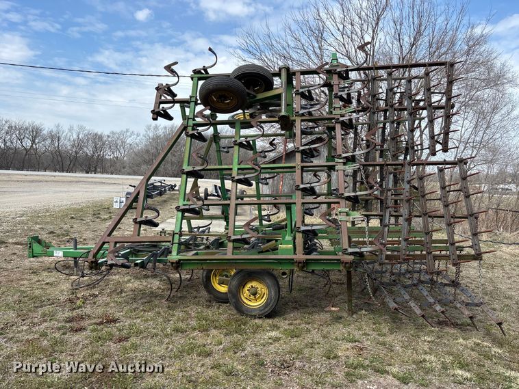 image for item EA4592 John Deere 960 field cultivator