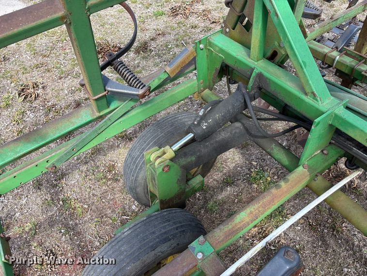 image for item EA4592 John Deere 960 field cultivator