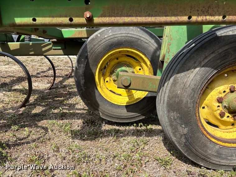 image for item EA4592 John Deere 960 field cultivator