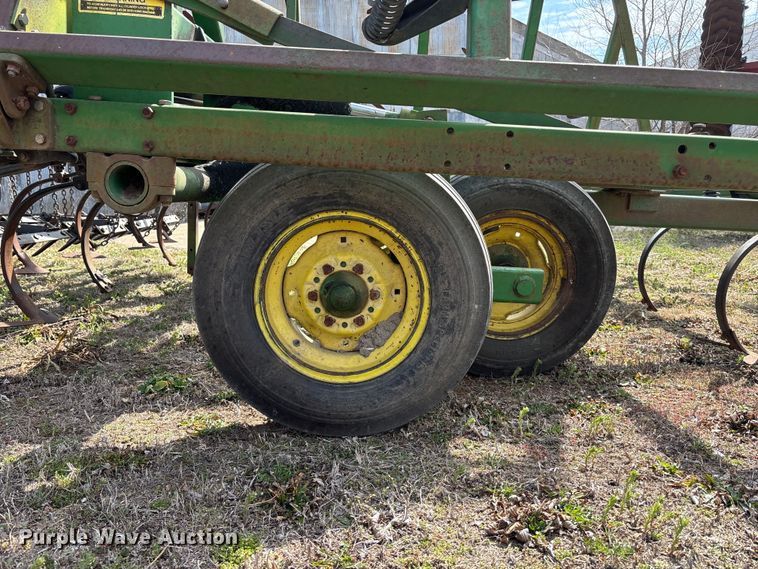 image for item EA4592 John Deere 960 field cultivator