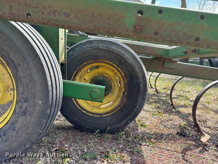 image for item EA4592 John Deere 960 field cultivator