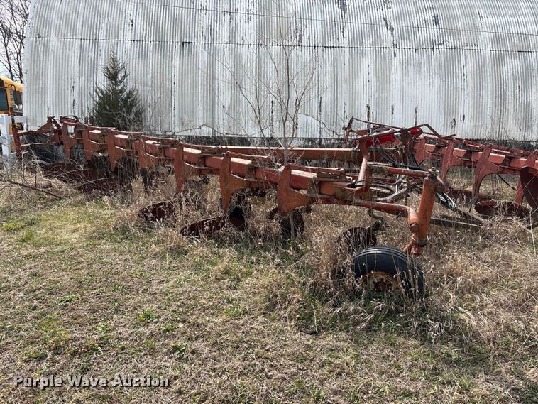 image for item EA4594 International harvester 700 plow