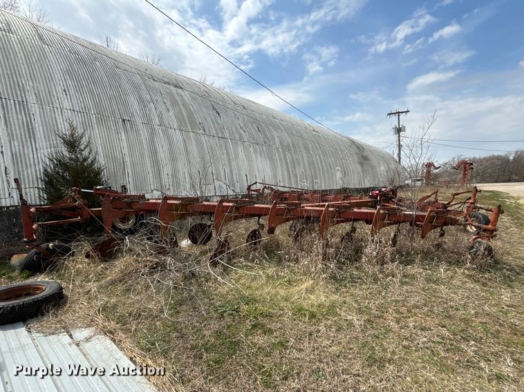 image for item EA4594 International harvester 700 plow