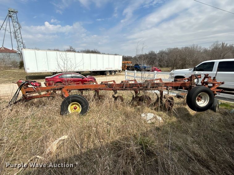 image for item EA4594 International harvester 700 plow