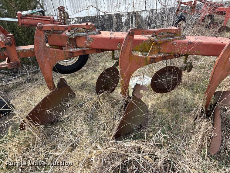 image for item EA4594 International harvester 700 plow