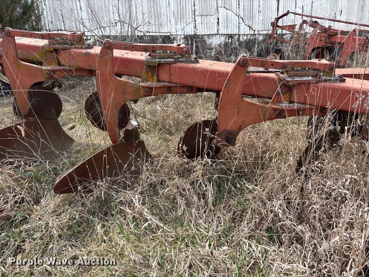 image for item EA4594 International harvester 700 plow