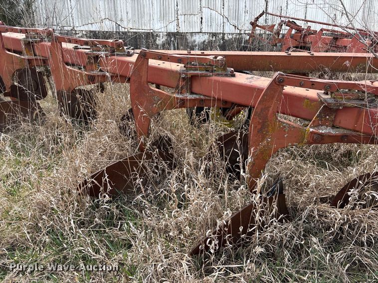 image for item EA4594 International harvester 700 plow