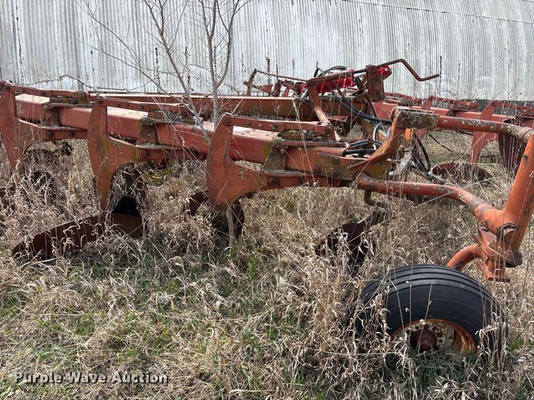 image for item EA4594 International harvester 700 plow