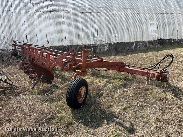 image for item EA4595 International Harvester seven bottom plow